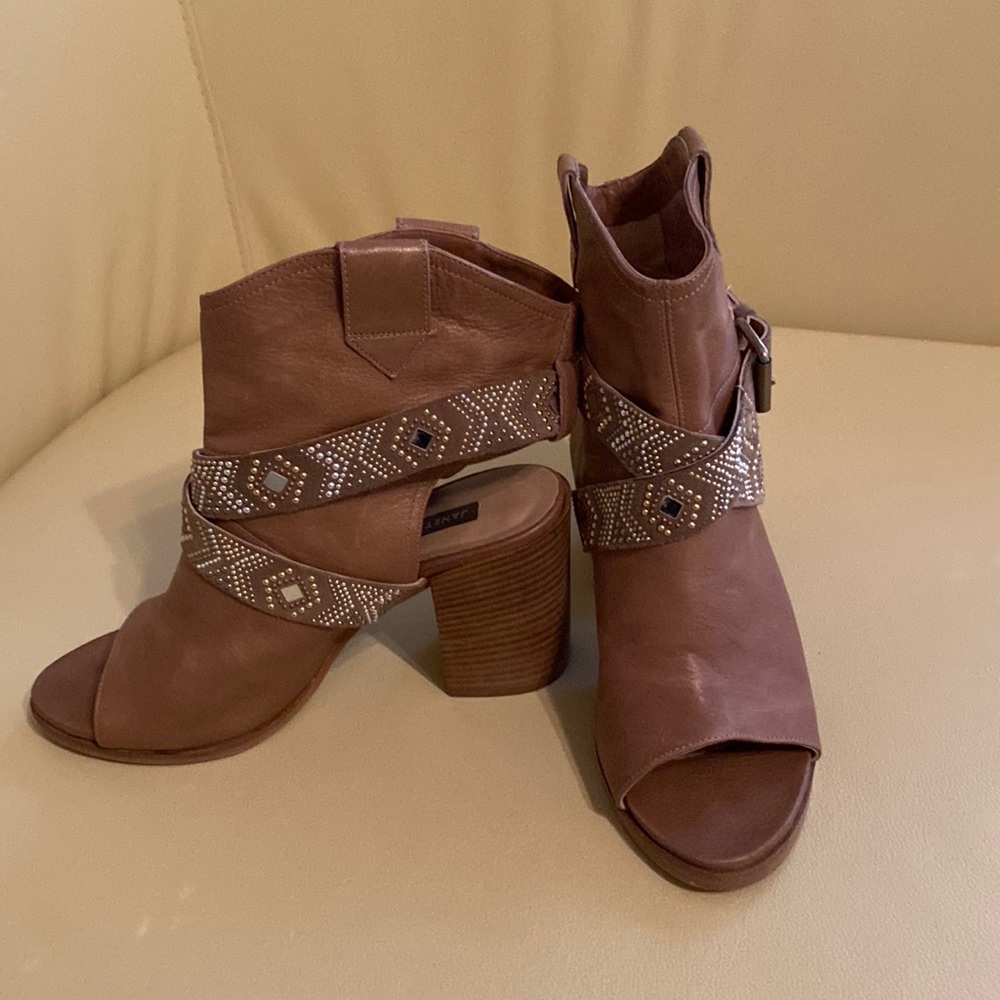 Janet & Janet Leather Heeled Sandal / Ankle Boot